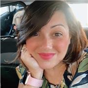 Laureata in decorazione pittorica impartisce lezioni per alunni di scuola elementare , medie e superiore